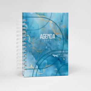 AGENDA 2025 - AQUARELA Capa dura com laminação e miolo em Offset 75g 21x15cm 4x1 / 4x4 Fosco / Brilho / Holográfico Corte reto Elástico e chaveiro