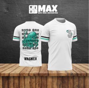 Camiseta premium NONO ANO Fator de proteção solar UV 50+ é um tratamento aplicado no acabamento do tecido que protege a pele dos efeitos nocivos dos raios UV-A e UV-B. Este tratamento permanece no produto por toda sua vida útil, mesmo após várias lavagens.  Personalizado TECIDO DRY PLUS UV 50 Premium Nome do formando GRATUITO