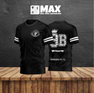 Camiseta premium NONO ANO Fator de proteção solar UV 50+ é um tratamento aplicado no acabamento do tecido que protege a pele dos efeitos nocivos dos raios UV-A e UV-B. Este tratamento permanece no produto por toda sua vida útil, mesmo após várias lavagens.  Personalizado TECIDO DRY PLUS UV 50 Premium Nome do formando GRATUITO