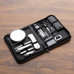 KIT MASCULINO 12 PÇS   Impressão colorida sem limitação couro sintético Kit masculino 12 peças em estojo de couro sintético, parte interna revestida com plástico em relevo e elástico para fixação dos itens. Possui: removedor de pelos, abridor saca rolha, tesoura, aparelho de barbear, lâminas para barba(3 unidades), esc REF 10124